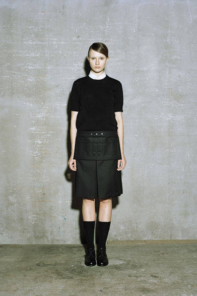 REGULAR COLLAR 9000円、HALF SLEEVE KNIT 2万2000円、BARATHEA CULOTTES SKIRT 3万5000円、WORK APRON 8500円、SOX 3800円、OXFORD SHOES 8万5000円