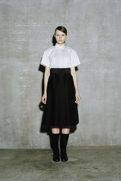 B.D. HALF SLEEVE SHIRT 2万1000円、DOUBLE CLOTH SKIRT 4万円、SOX 3800円、OXFORD SHOES 8万5000円