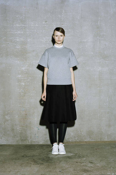 REGULAR COLLAR 9000円、SWEAT HALF SLEEVE SHIRT 1万7000円、DOUBLE CLOTH SKIRT 4万円、LEGGINGS 9000円