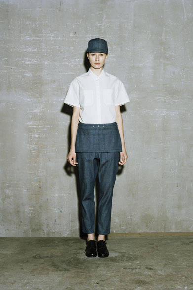 WORK SHIRT 2万2000円、DENIM BAKER PANTS 1万8000円、DENIM WORK APRON 9500円、DENIM CAP 8800円、OXFORD SHOES 8万5000円