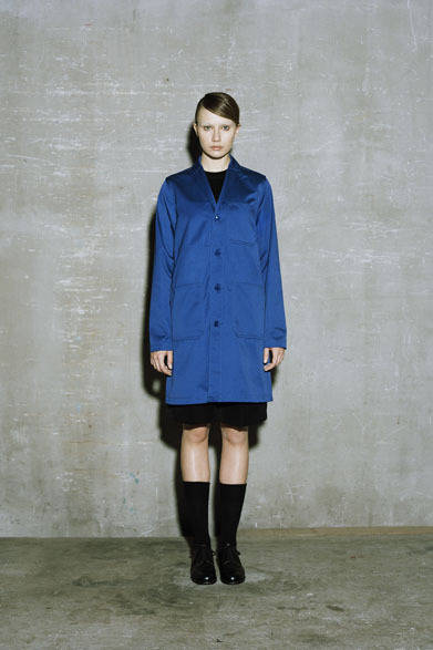 WORK COAT 3万5000円、NO-SLEEVE KNIT 2万2000円、DOUBLE CLOTH HALF PANTS 3万4000円、SOX 3800円、OXFORD SHOES 8万5000円