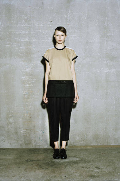 NO-SLEEVE SHIRT 1万8000円、BARATHEA PANTS 3万9000円、SOX 3800円、OXFORD SHOES 8万5000円