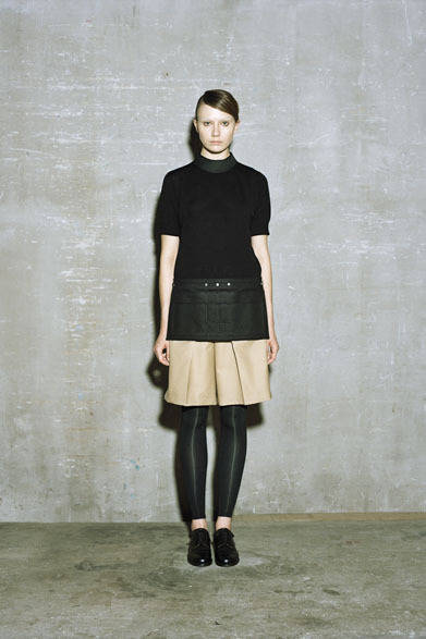 CIRCLE COLLAR 9000円、HALF SLEEVE KNIT 2万2000円、BARATHEA HALF PANTS 3万5000円、LEGGINGS 9000円、OXFORD SHOES 8万5000円