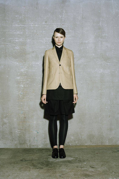 BARATHEA JACKET 7万円、B.D. HALF SLEEVE SHIRT 2万1000円、WORK APRON 8500円、LEGGINGS 9000円、OXFORD SHOES 8万5000円