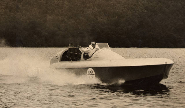 ロールス・ロイスのR型エンジンを搭載したレース用パワーボート「ブルーバード K3」号