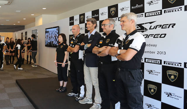 アウトモビリ・ランボルギーニ代表兼CEOのステファン・ヴィンケルマン氏と「ランボルギーニ・ブランパン スーパートロフェオ アジアシリーズ」レース コーディネーター、クリスチアーノ・インヴェルニ氏