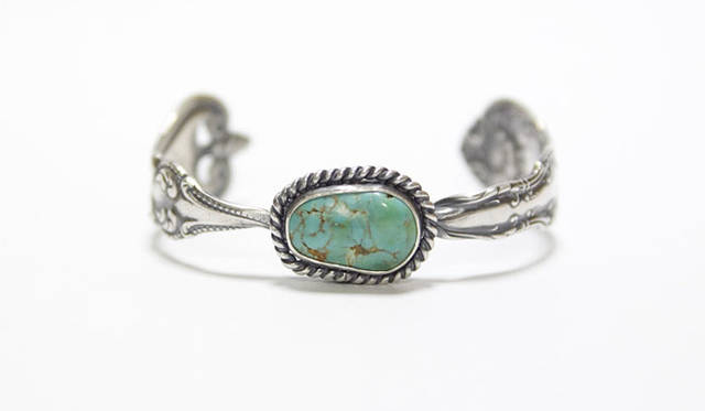 <strong>BLIND MAN TOGS｜ブラインド マン トグス</strong>　ビンテージ・シルバー製スプーンのハンドル部分を2本使用し、ハンドメイドにてねじりながらビンテージターコイズ（1940s〜1960s）に沿わせたバングル。B.M.T SPOON BANGLE「TURQUOISE」4万1790円