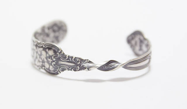 <strong>BLIND MAN TOGS｜ブラインド マン トグス</strong>　ビンテージ・シルバー製バターナイフの裏側からランダムにスタンプワークをほどこし、表面に凸凹の表情をつけ、さらにセンターでねじったバングルB.M.T KNIFE BANGLE「STAMP」2万790円
