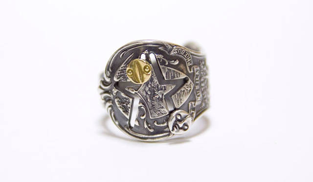 <strong>BLIND MAN TOGS｜ブラインド マン トグス</strong>　ビンテージ・シルバー製スプーンのハンドル（持ち手部分）にsun-towerの透かし彫りをほどこし、その上をフェイス1（18K）とフェイス2（925SLV）が可動するリング。B.M.T SPOON RING「SUN TOWER」3万1290円