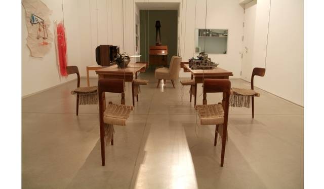 <strong>ART｜「驚くべきリアル」展 スペイン、ラテンアメリカの現代アート－MUSACコレクション－</strong><br />ディアンゴ・エルナンデス《分断されたリヴィングルーム》 2006年 MUSAC蔵 ©Diango Hernández, Courtesy: MUSAC 