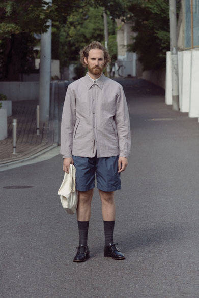 ブルゾン4万8000円、シャツ1万8000円、パンツ2万2000円