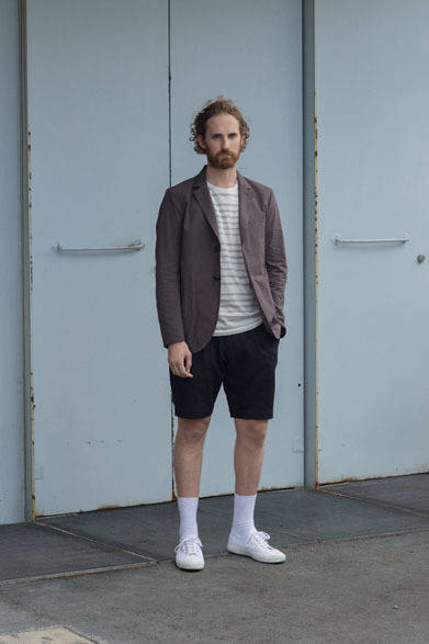 ジャケット4万円、ニット1万6000円、パンツ2万2000円