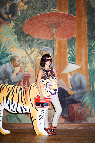 <br /><br />バッグ[W29×H17×D9cm] 29万2950円、サンダル[H0.5cm] 12万6000円