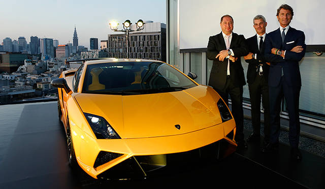 左から、ブランパン副社長兼マーケティングディレクターのアラン・デラムラ氏、ランボルギーニ ジャパン カントリーマネージャー のエジナルド・ベルトーリ氏、アウトモビリ・ランボルギーニ代表兼CEOのステファン・ヴィンケルマン。昨年夏に日本で行われた「ランボルギーニ ブランパン スーパートロフェオ アジアシリーズ」のレセプションイベントにて