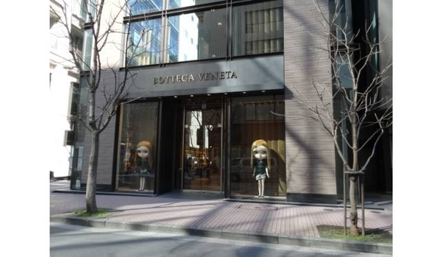 <strong>BOTTEGA VENETA｜等身大ブライスが世界各地のブティックを飾る</strong>　ボッテガ・ヴェネタの銀座店