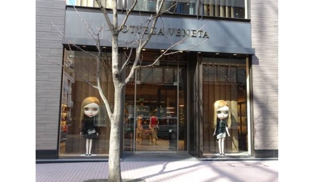 <strong>BOTTEGA VENETA｜等身大ブライスが世界各地のブティックを飾る</strong>　ボッテガ・ヴェネタの銀座店