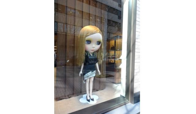 <strong>BOTTEGA VENETA｜等身大ブライスが世界各地のブティックを飾る</strong>　ボッテガ・ヴェネタの銀座店