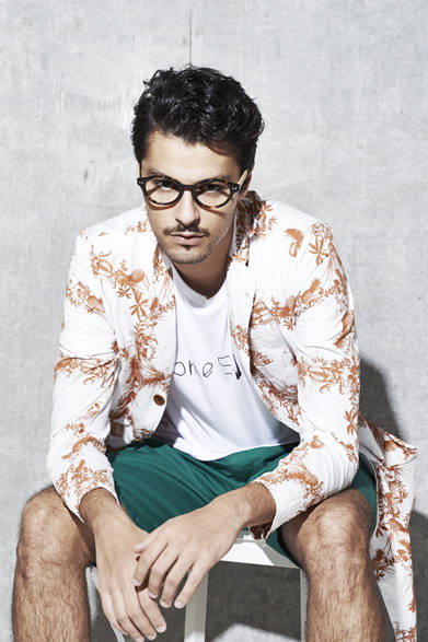 COAT 2万8000円、TEE 5500円、SHORTS 9800円（以下すべて税抜価格）