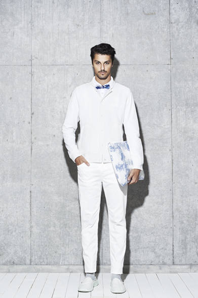 CARDIGAN 2万1000円、SHIRT 1万3000（BURNER Basic）円、BOW TIE 4500円、PANTS 1万3000円、CLUTCH BAG 6500円