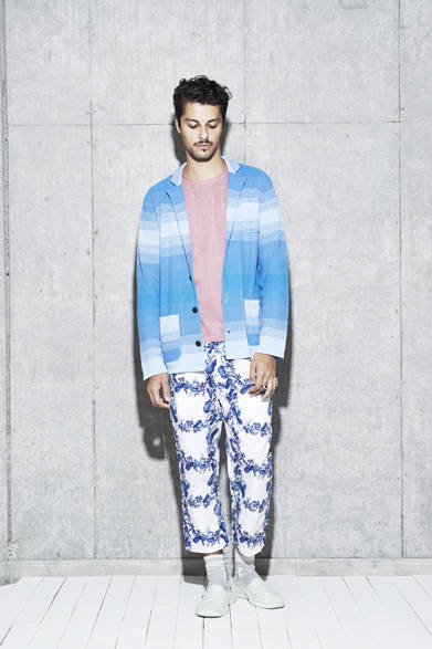 CARDIGAN JACKET 2万3000円、KNIT TEE 1万1000円、PANTS 1万5000円