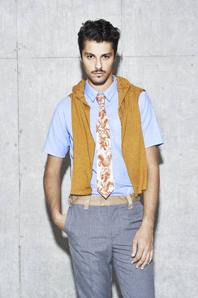 CARDIGAN 1万5000円、SHIRT 1万2000（BURNER Basic）円、TIE 6500円、PANTS 1万7000円