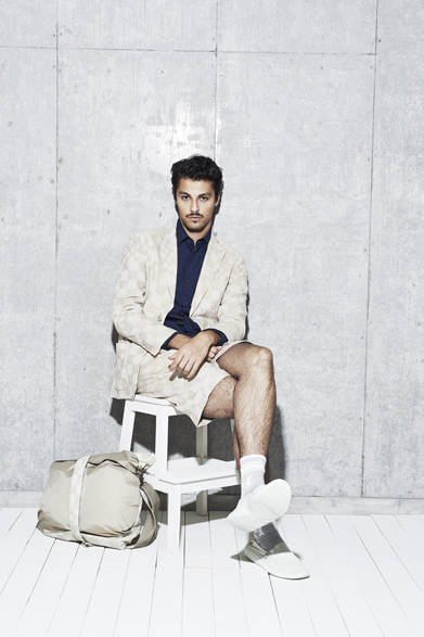 JACKET 2万7000円、SHIRT 1万4000円、SHORTS 1万4000円、BAG 1万3000円