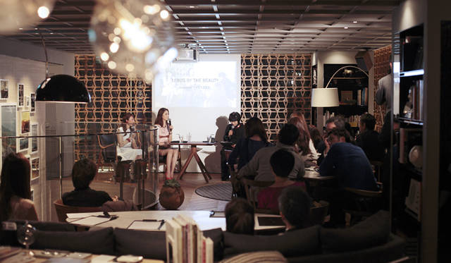 いよいよトークショーがスタート。出演者が揃ったところで1階「ガレージ」に展示されたWOWによるビデオアートを鑑賞