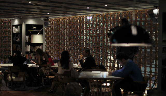 “Mr. LEXUS”という架空の人物の家をイメージした空間デザインは片山正通氏。ディスプレイスタイリングを手掛けるのはインテリアスタイリストの作原文子さんだ