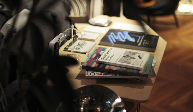 知的好奇心の旺盛な“Mr. LEXUS”の家には本が多い。壁の本棚にもさまざまなジャンルの本が並ぶ