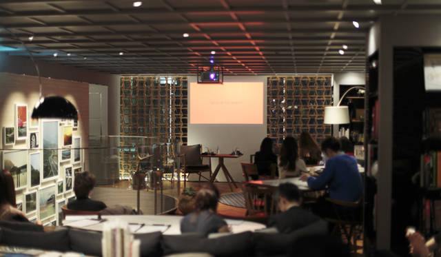 トークショー会場となった2階ラウンジ。イベント開催までの時間は、心地よい音楽が流れるなかで思い思いにリラックス