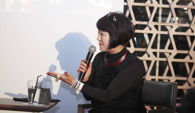 話題は近年のスポーツブームについて。「スポーツすると気持ちもリセットされるところもありますね」と身体を動かす楽しみについて語る生駒さん