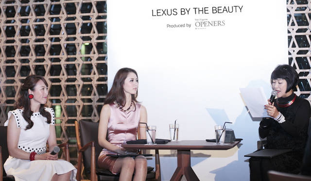 イベントの終わりに、二人が普段おこなっているストレッチを紹介してもらった。どちらも座ったままできるものなので、参加者とともに実践。森さんは“若々しさ”を左右する首と肩甲骨のストレッチを。杉山さんは現役時代から続けているという呼吸法を紹介した