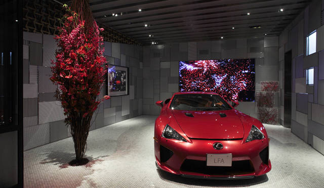 ファデイル・ベリシャ氏による写真作品の世界観を、ビジュアルデザインスタジオ WOW（ワウ）は映像で、フラワーアーティストの川口昌亮氏はフラワーアートでそれぞれ表現。3つの作品の中央に「LFA」を据え、ひとつの空間インスタレーションを完成させた