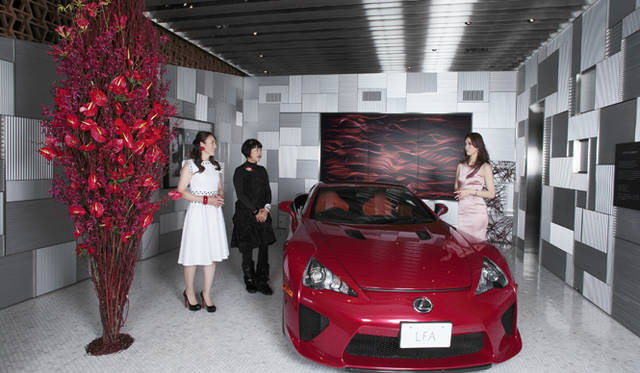 空間作品を眺めつつ談笑。左から杉山 愛さん、生駒芳子さん、森 理世さん