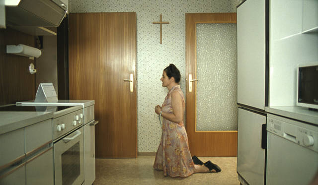 <strong>『パラダイス：神』</strong><br />出演｜マリア・ホーフステッター、ナビル・サレー<br />オーストリア・ドイツ・フランス／2012年／113分／R-15<br />© Vienna2012 | Ulrich Seidl Film Produktion | Tatfilm | Parisienne de Production | ARTE France Cinema