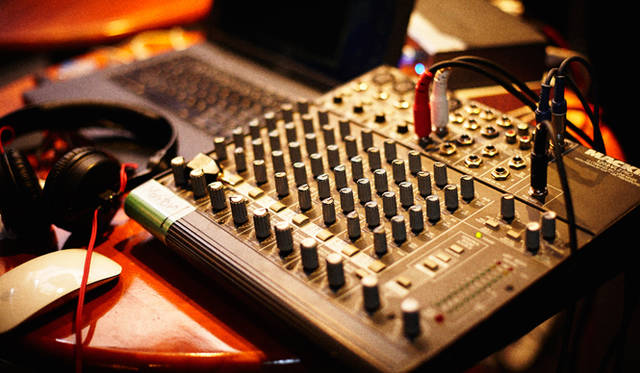 使用ミキサーはMACKIE社製の「1202-VLZ® PRO」