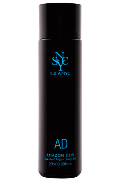 「アマゾン・デュー」<br />オーガニック・アルガンオイルに、スリナムのレインフォレストで生育する植物から抽出した天然香料を、くわえたボディ美容液<br /> ※もっとも皮膚の薄い顔への使用はお控えください<br />成分｜アルガニアスピノサ核油、2%以下の天然香料 <br />内容量｜20mL　価格｜3800円