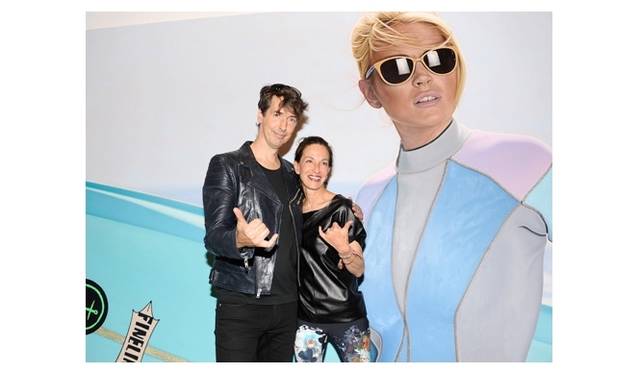 <strong>CYNTHIA ROWLEY｜サーフィン用ウェットスーツが日本に初上陸！</strong>　（左より）美術家のリチャード・フィリップス氏とシンシア・ローリー氏　