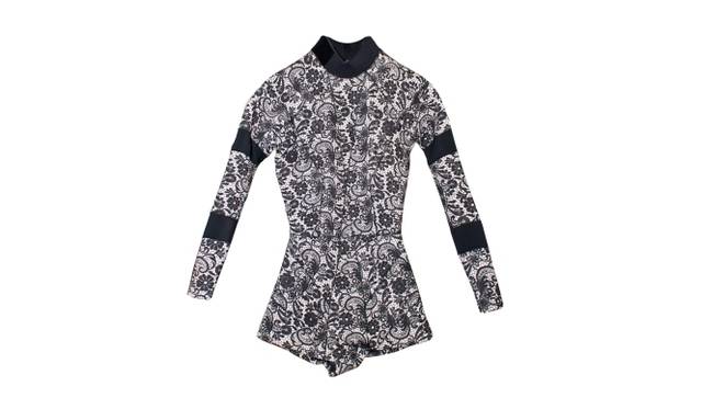 <strong>CYNTHIA ROWLEY｜サーフィン用ウェットスーツが日本に初上陸！</strong>　ブラックレース　3万8000円（税抜き）