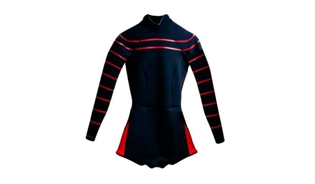 <strong>CYNTHIA ROWLEY｜サーフィン用ウェットスーツが日本に初上陸！</strong>　レッドストライプ　2万8000円（税抜き）
