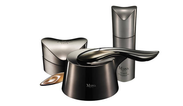 MDNA SKIN リジュビネーターセット（スキンリジュビネーター、クロームクレイマスク 50ml）5万8000円（税抜）、右奥／MDNA SKIN ザ セラム[50ml] 2万4000円（税抜）©2014 MTG Co.,ltd.