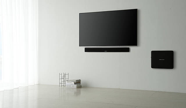 スピーカーとウーファーともに壁掛けが可能。65インチTVとの組み合わせ例