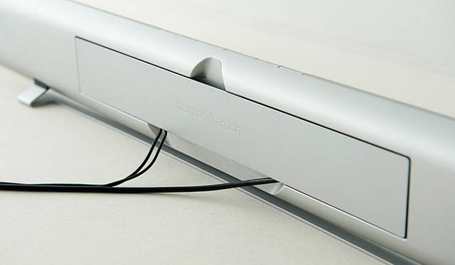 リアパネルカバー装備。背面までデザインの美しさに拘る