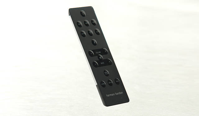 付属リモコン。HDMI（ARC、CEC）にも対応しているため、音量はTVリモコンでも操作可能 