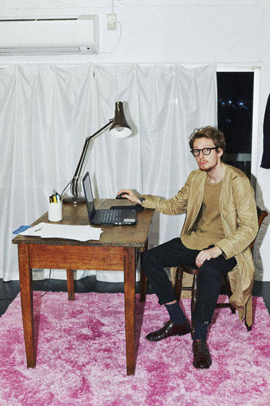 Comfortable time gown 2万9000円、Lace up thermal crew 1万8000円、5 pocket denim pants 2万4000円