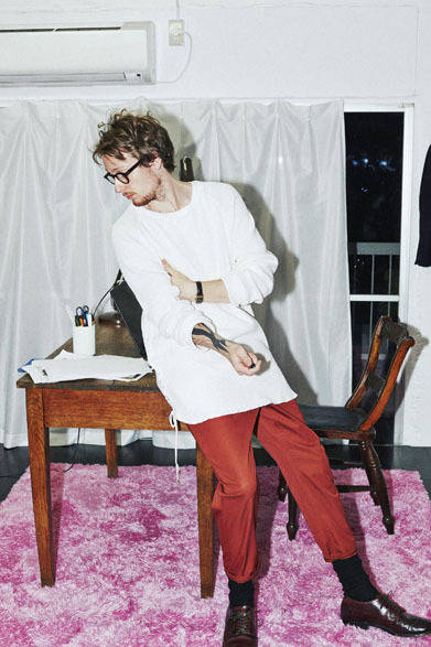 Lace up thermal crew 1万8000円、Uncle cut trousers 2万5800円