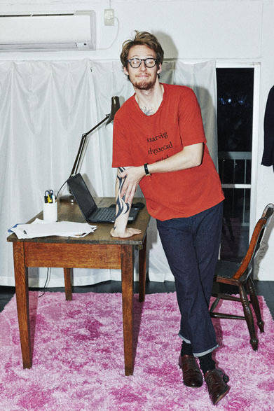 Crew neck jersey 1万4000円、5 pocket denim pants 2万4000円