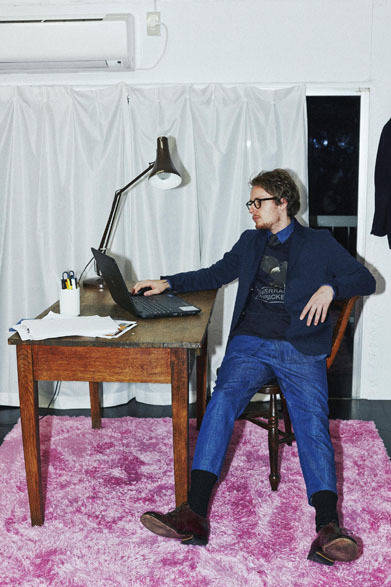 Comfort jersey jacket 3万8000円、Sweat shirts crew 2万6000円、Long western shirts 2万5000円、Uncle cut denim trousers 2万5800円