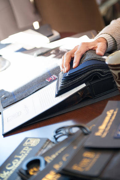 <strong>MARGARET HOWELL｜マーガレット・ハウエル</strong>　赤峰幸生氏のアトリエにて。フォックスブラザーズのバンチ（生地見本）があった。