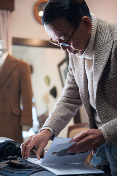 <strong>MARGARET HOWELL｜マーガレット・ハウエル</strong>　2014年春夏コレクションのルックブックを見る赤峰幸生氏